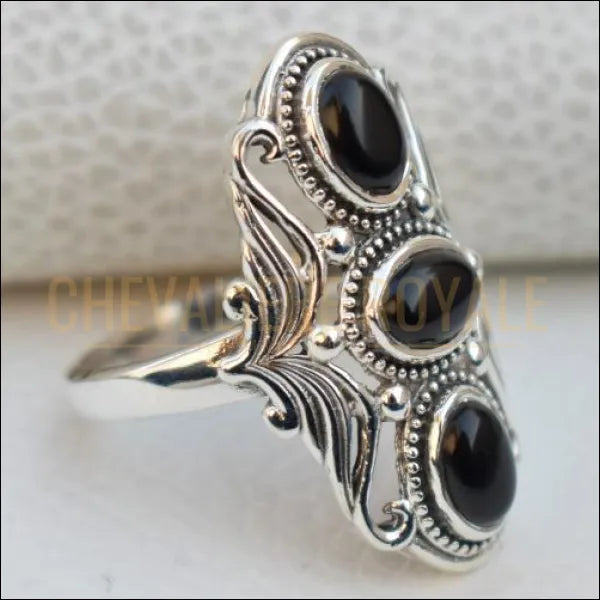 chevaliere-sur-mesure-artisanale-pour-femmes-onyx-noire-chevaliere royale