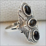 Chevalière femme en argent sertie de trois pierres d'onyx noire