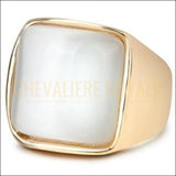 Chevalière femme montée une exquise opale blanche carrée