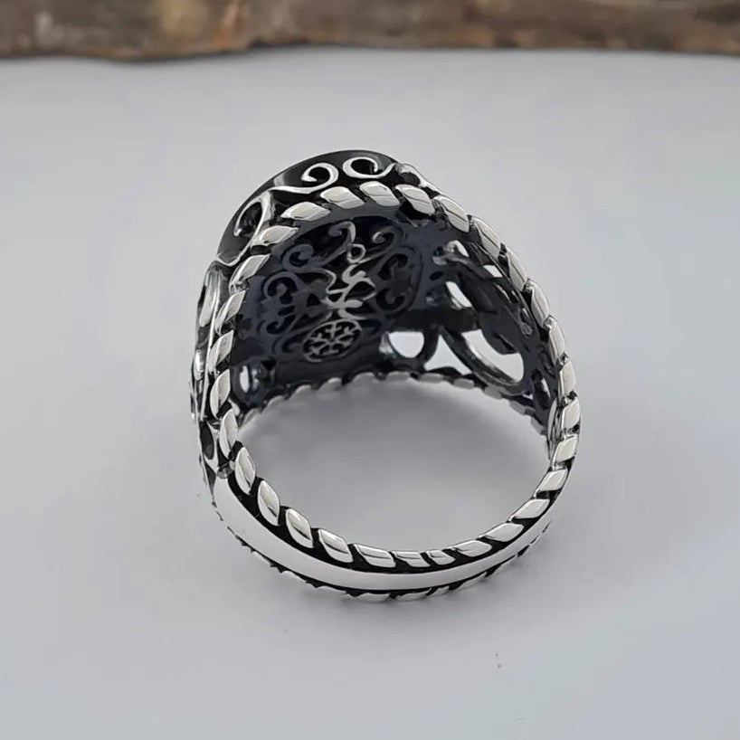 Fleur de Lys est sublimée dans une Chevalière en Argent (Homme)