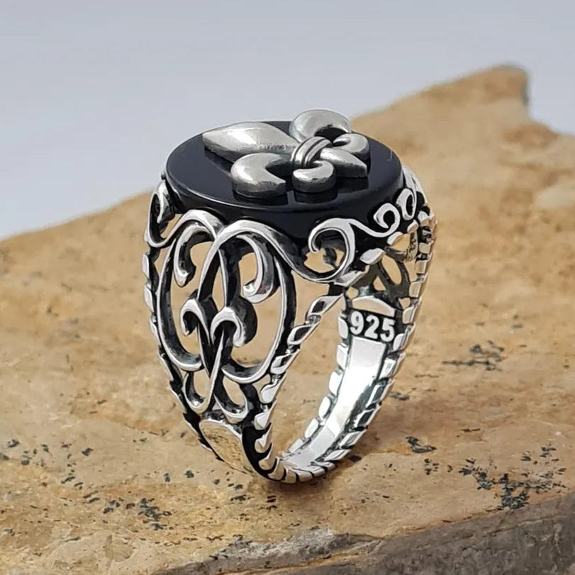 Fleur de Lys est sublimée dans une Chevalière en Argent (Homme)