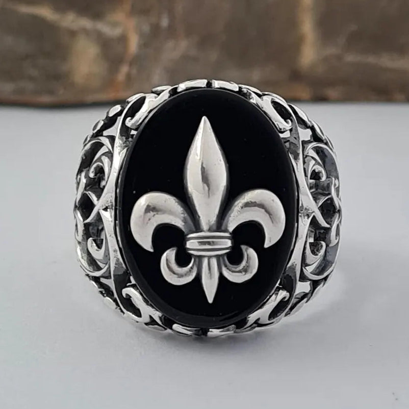 Fleur de Lys est sublimée dans une Chevalière en Argent (Homme)
