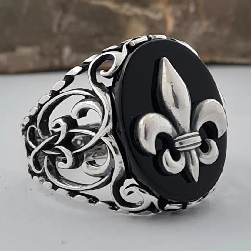 Fleur de Lys est sublimée dans une Chevalière en Argent (Homme)