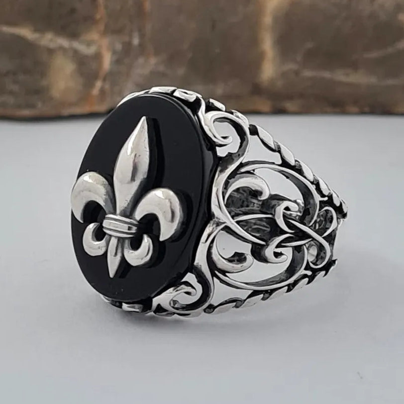 Fleur de Lys est sublimée dans une Chevalière en Argent (Homme)