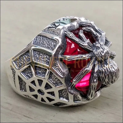 Chevalière gothique de forme araignée en argent massif pierre rouge