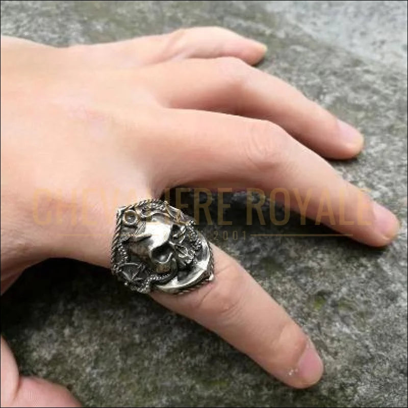 Chevalière royale homme acier style gothique tete de mort expressive