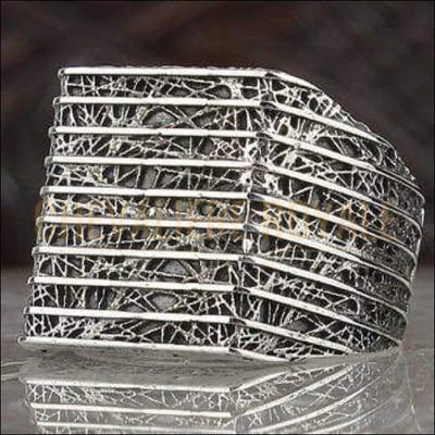 Chevalière homme argent artisanale sur boîtier en forme de carrée