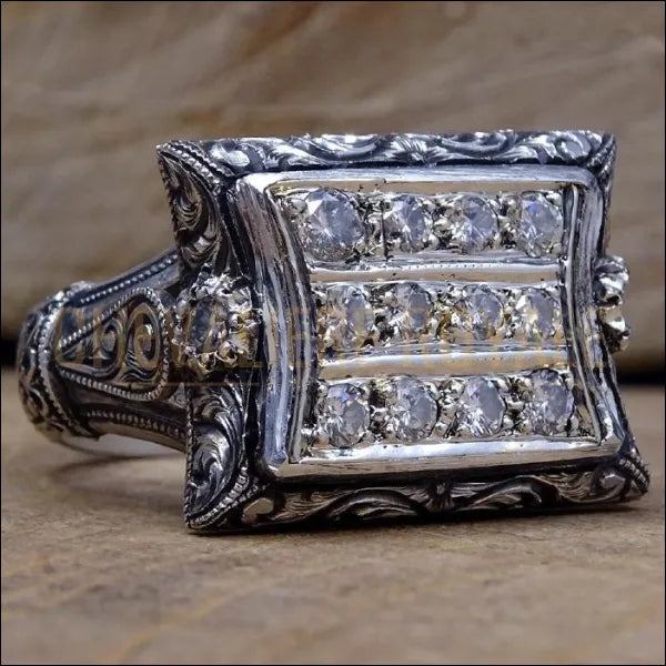 Chevaliere homme argent composee de 14 pierres de diamant