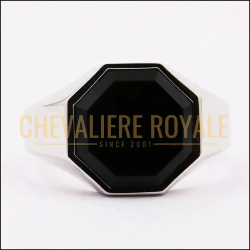 Chevalière homme argent encadrée d’une pierre onyx noire