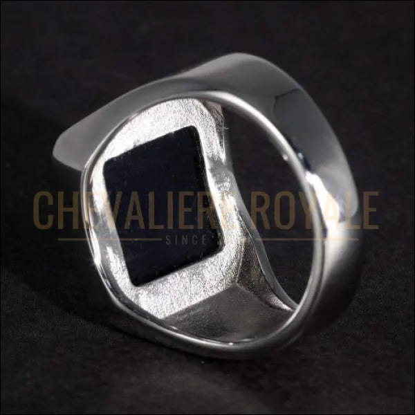 Chevaliere royale pour homme argent noire rayonne de force et de puissance