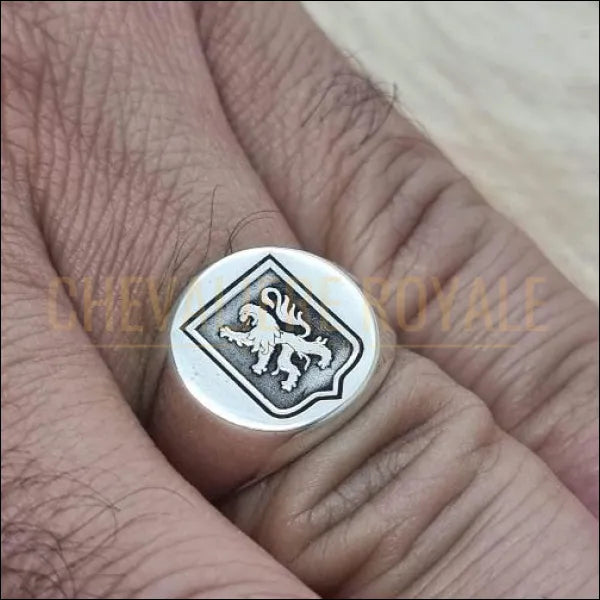 bague chevaliere gravée sur mesure avec logo image