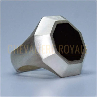 Chevaliere-homme-argent-sur-mesure-interpretation-moderne