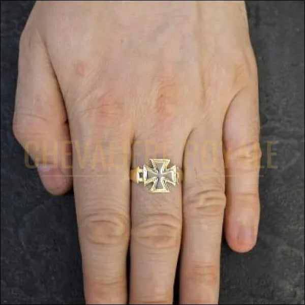 Chevalière royale homme artisanale en or 14 carats  en forme de croix maltais
