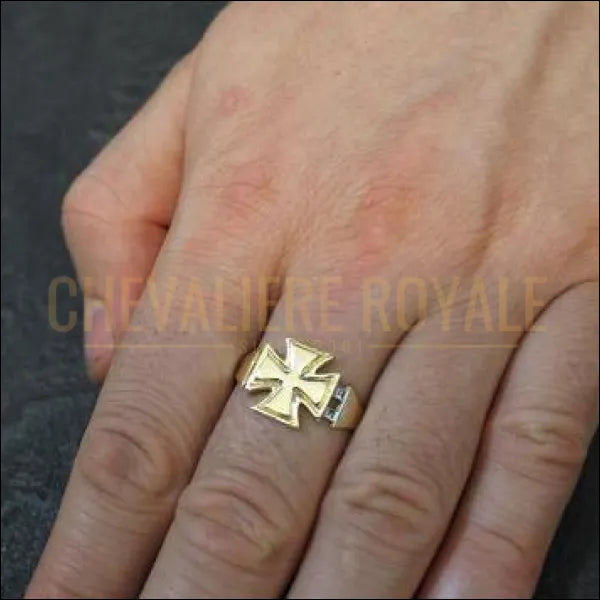 Chevalière royale homme artisanale en or  en forme de croix maltaise