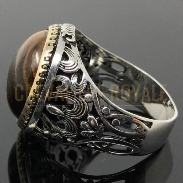 Bague chevaliere homme en argent massif vec l'œil de tigre d'un charme accrocheur