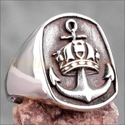 Chevaliere-homme-en-acier-minimaliste-avec-ancre-marine