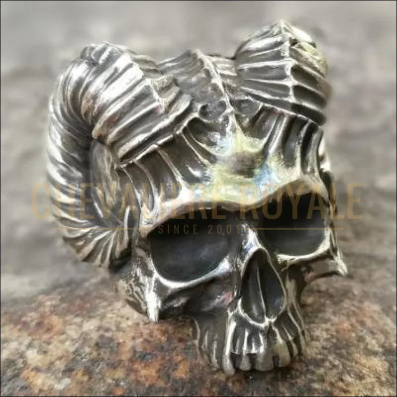 Bague chevalière homme tête de mort en acier et scorpion doré biker 57 Bague chevalière homme tête de mort en acier et scorpion doré biker 57