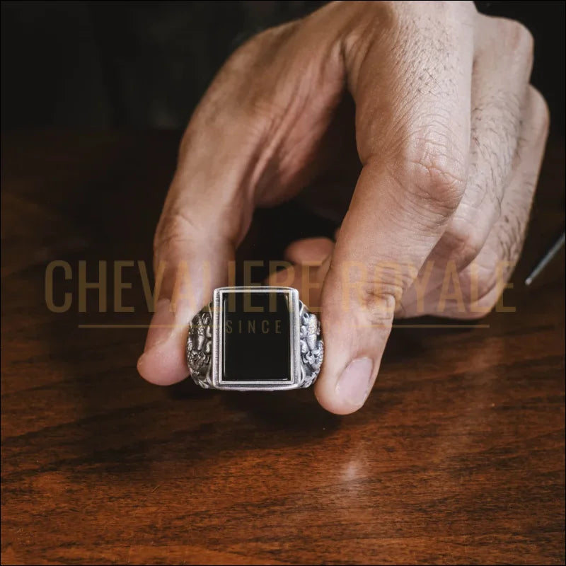 Chevalière homme en argent – un symbole de puissance