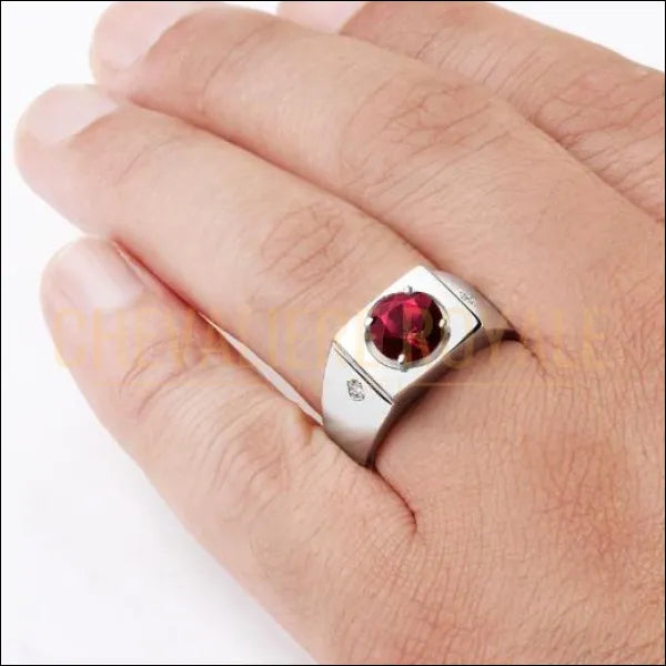 Chevaliere homme formee a partir d un melange royal rubis