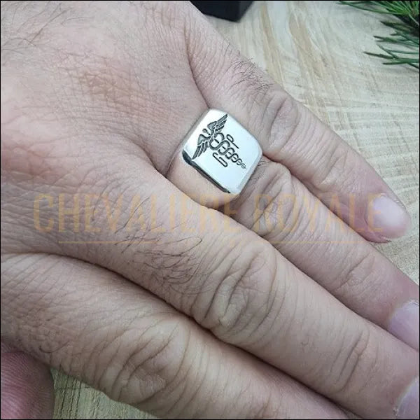 chevaliere-argent-massif-homme-personnalisable-avec-votre-logo-ou-texte-unique-pas-cher