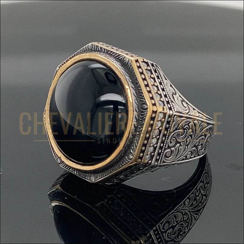 Chevalièr homme pierre onyx noire – Design hexagonal orné-chevaliere-royale