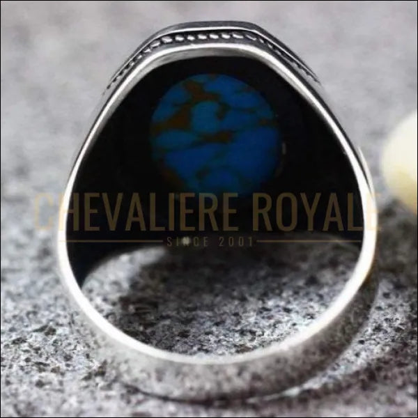 Chevaliere royale homme sur mesure ornée d'une pierre turquoise artisanale