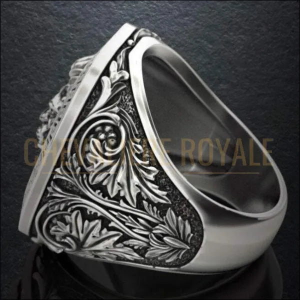 Bague Chevalière homme tête de lion avec initions (argent ou or)