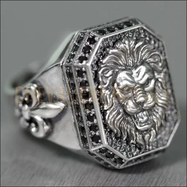 Chevalière lion en argent massif sculpté avec des détails en or