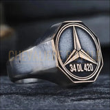 Chevalière Mercedes  – L’élégance motorisée au creux de la main