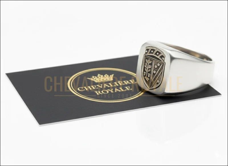 Bague-Heraldique-en-argent-massif-gravure-personnalisee-blason-ecusso-chevaliere-royale