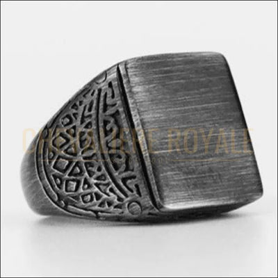 Bague-homme-Chevalière-noire-brossé-décorée-motif-forme-carrée
