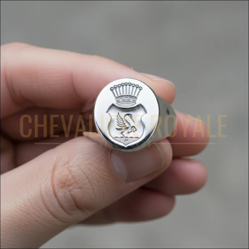 Chevaliere-personnalisee-grave-heraldique-forme-ovale-argent-massif-Chevaliere-Royale