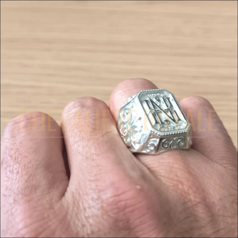 bague-personnalisée-initiales-gravure-helardique-chevaliere-royale