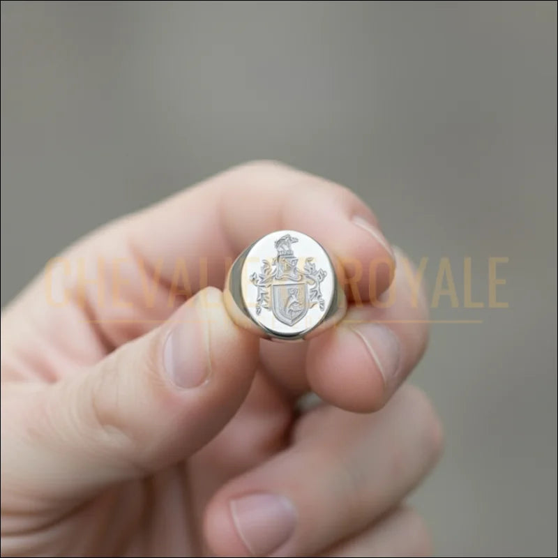 bague-argent-massif-ronde-avec-gravure-héraldique-l'empreinte-de-sceau-chevalière-royale
