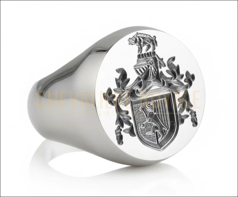 bague-argent-massif-ronde-la-gravure-héraldique-l'empreinte-de-sceau-de-la-chevalière-royale