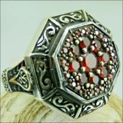 Chevalière pour homme artisanale en argent massif créés par le maître zircon rouge