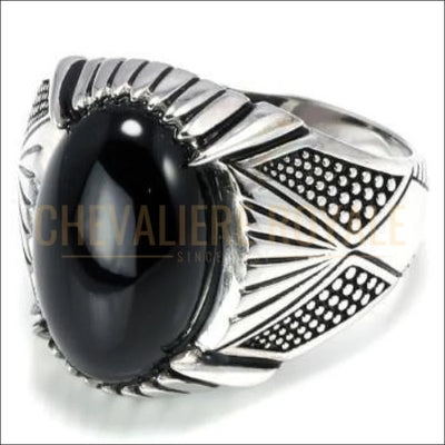 Chevaliere royale pour homme avec pierre onyx noir design rock et modern 