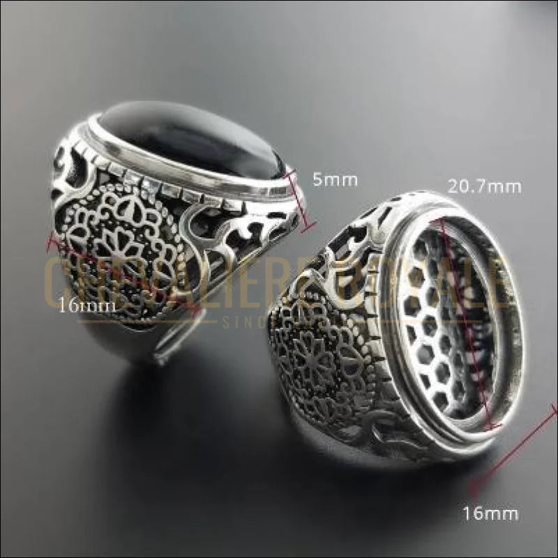Chevaliere royale pour homme en argent avec onyx noir fleurs creuses