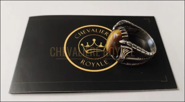 https://chevaliere-royale.com/products/chevaliere-homme-argent-avec-pierre-oeil-de-tigre-puissante