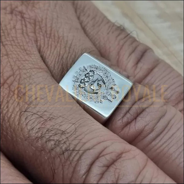 bague chevaliere sur mesure personnalisée avec gravure  