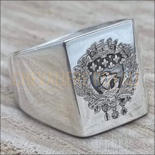 bague chevaliere carrée avec gravure personnalisable 