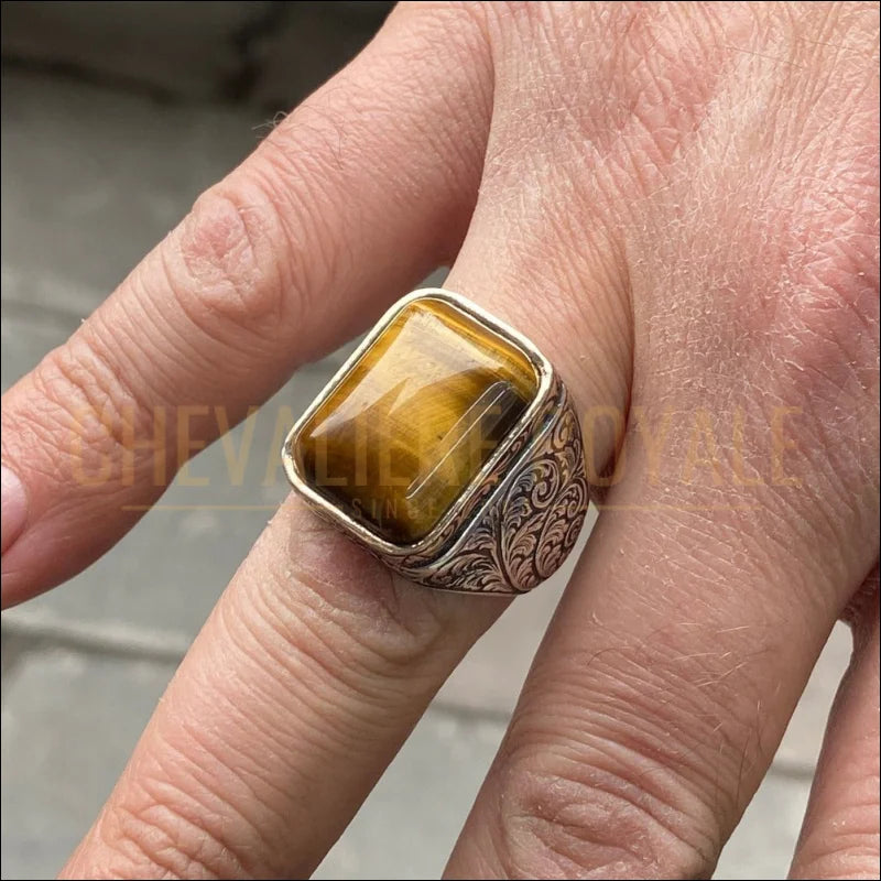 Chevalière Sculptée à la Main avec Œil de Tigre : Luxe et Bien-Être-Chevaliere ROyale-475