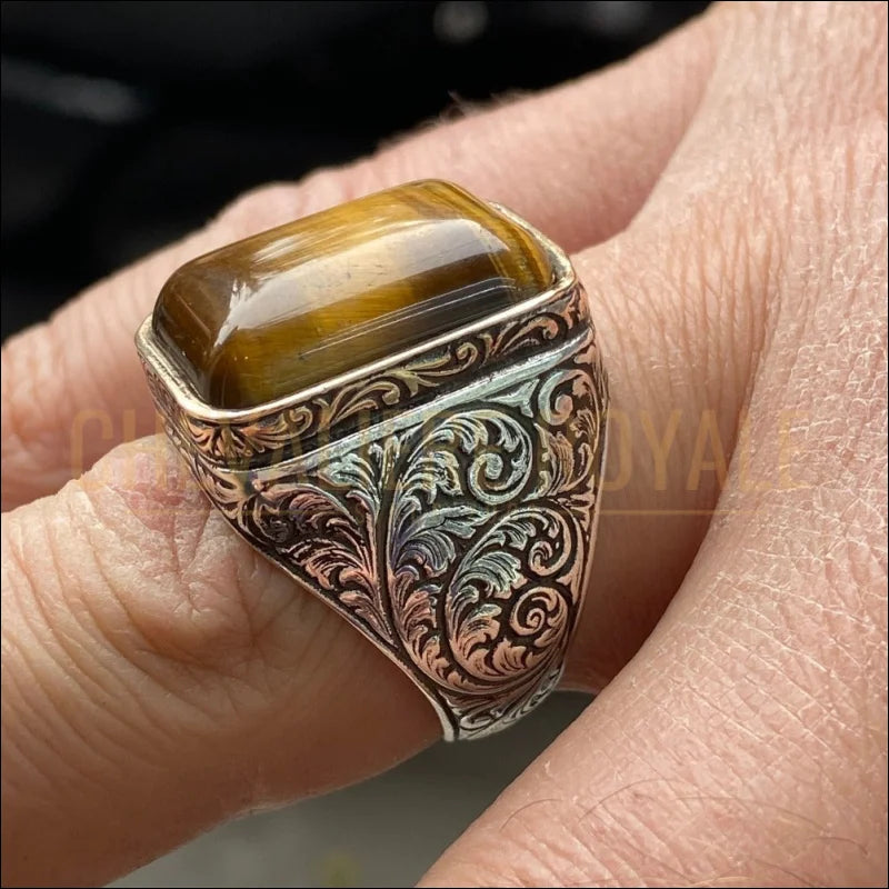 Chevalière Sculptée à la Main avec Œil de Tigre : Luxe et Bien-Être-Chevaliere ROyale-7112
