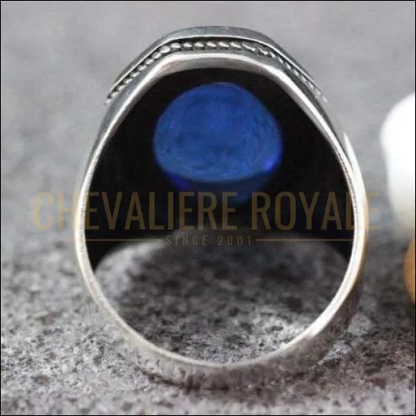 Chevalier royale sertie d'une pierre saphir bleu pour homme en argent