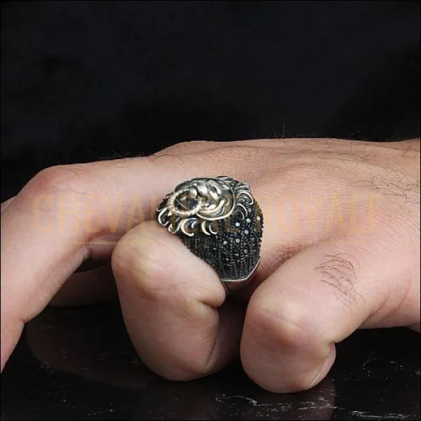 Bague chevalière homme tête de lion design unique sertie de pierre noir