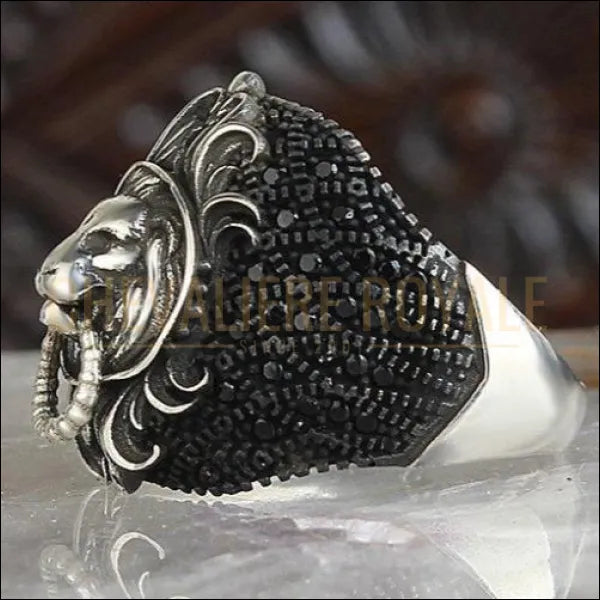 Bague chevalière tête de lion design unique sertie de pierre onyx noir