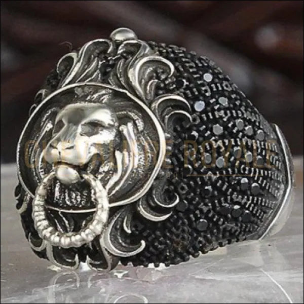 Bague chevalière tête de lion design unique sertie de pierre noir