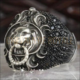 Chevalière tête de lion design unique sertie de pierre noir