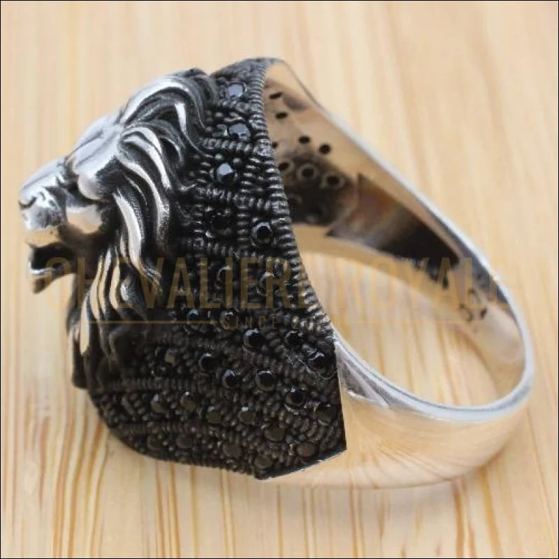 bague Chevalière tête de lion argent avec la pierre onyx noire