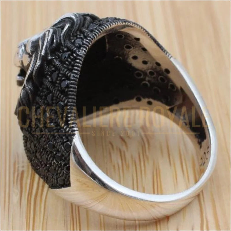 Chevalière tête de lion en argent avec la pierre onyx noire